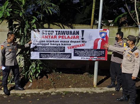 Tawuran di ciater  Polisi menangkap 3 pelajar dan seorang lainnya yang terlibat tawuran maut di Jalan Ciater Raya Serpong Tangerang Selatan - Megapolitan - Okezone Megapolitan TRIBUNBANTEN
